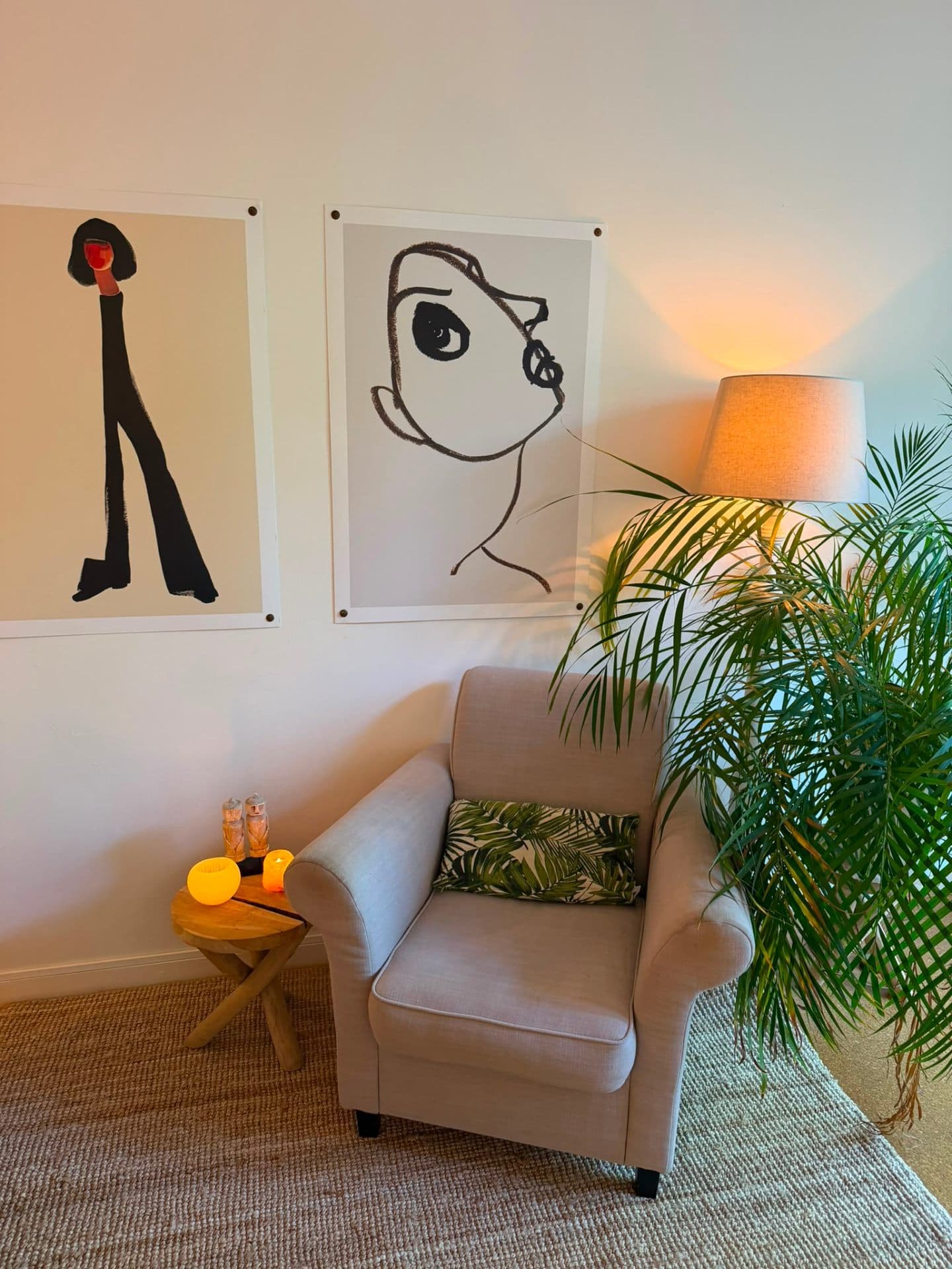 Leeshoek bij Innerhouse met fauteuil, monstera en zacht licht